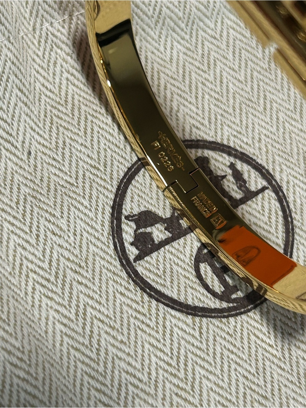 Hermes Mini Clic Kelly
Bracelet Orange & Gold - Picture 3 of 5